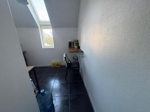 une petite salle de bain avec un lavabo et une fenêtre dans l'établissement Appart 8min à pied de la gare, au Mans