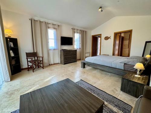 a bedroom with a bed and a coffee table at Casetta di Asciaghju in Porto-Vecchio