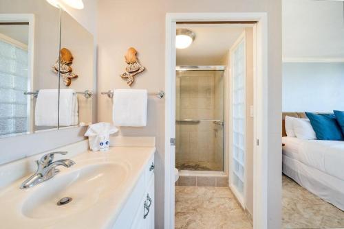 Et badeværelse på Royal Kahana 701 · RK 701 Spacious OceanFront 2BD w Pool AC