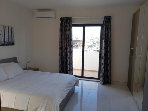 Una cama o camas en una habitación de Cozy penthouse