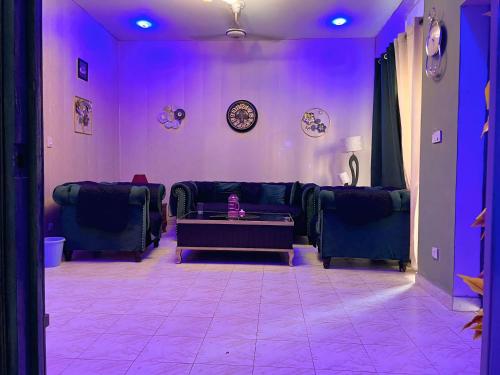 ラーワルピンディーにあるCozy Villa'sの紫色のリビングルーム(ソファ、テーブル付)