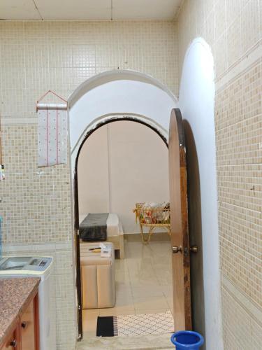 Un arco que da acceso a un baño con dormitorio en Studio Available in MBZ Abu Dhabi, en Abu Dabi