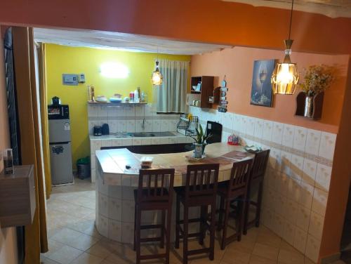 ディアニ・ビーチにあるPalm Beach Apartmentsの島付きのキッチン(椅子、テーブル付)