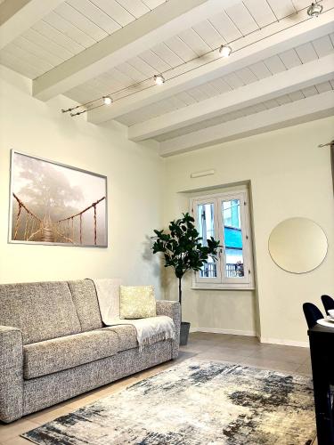 un soggiorno con un divano e una finestra di Nido di Rossini a Pesaro