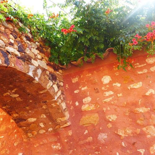 Κήπος έξω από το Maison d'hôtes Une hirondelle en Provence