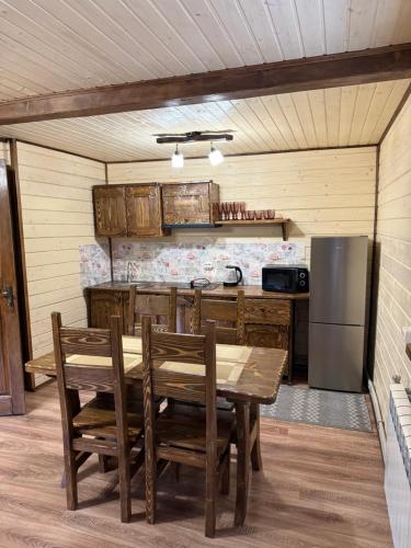 Η κουζίνα ή μικρή κουζίνα στο Гірська роса