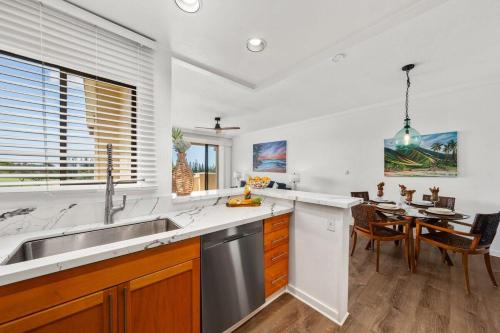 een keuken met een wastafel en een eettafel bij Kapalua Golf Villas 15T5 · KGV 15T5 Villa w Panoramic Golf Cours in Kahana