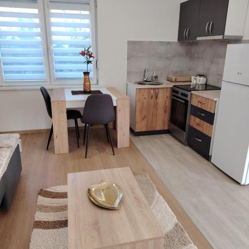 Η κουζίνα ή μικρή κουζίνα στο Elena Airport Apartments