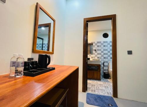 Phum Kompong SâmrongにあるPalmTown Boutique & Suitesのバスルーム(木製カウンター、鏡付)