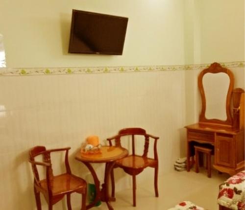 金瓯Khách sạn Gia Hưng的有桌椅和电视的房间