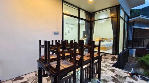 eine Sitzgruppe vor einem Haus in der Unterkunft อินทนนท์ บ้านพักเล่าจู Inthanon Laoju House in Ban Na Yang