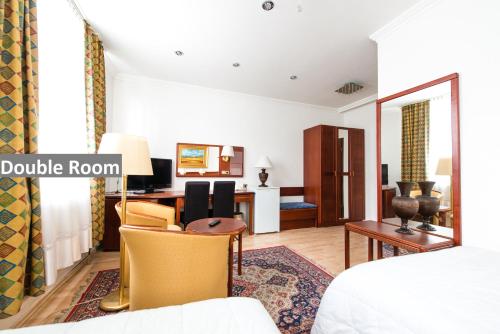 a living room with a bed and a desk at Ravel International in Offenbach