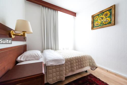 a hotel room with a bed and a window at Ravel International in Offenbach