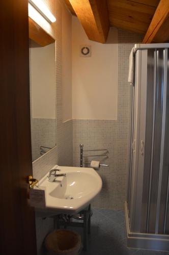 a bathroom with a sink and a shower at Le Sorelle del Vino in Marzamemi