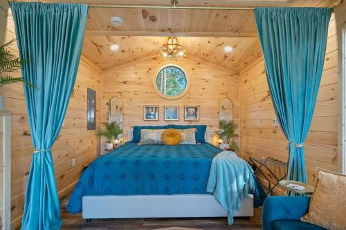 Posezení v ubytování Private Lux Getaway Hot-Tub Net Loft - Birdhouse