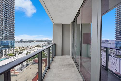 X Lounge-Contemporary Corner Residence photo 60