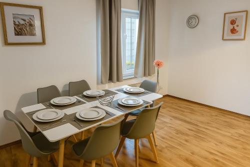 a dining room table and chairs in a room at Großes Ferienhaus in Siegen-Kreuztal auch für Monteure in Kreuztal