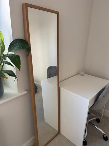 ファーンバラにあるBrand-new flat, King Bed, Sofa Bed with full kitchen, Wi-Fi, self check-in Central location near everythingのギャラリーの写真