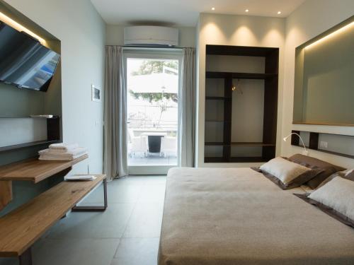 a bedroom with a large bed and a large window at Roca Du Ma Pasu in Monterosso al Mare