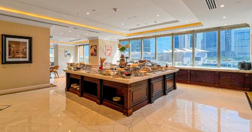 una habitación grande con una gran isla con comida encima en Westpac Hotel & Suites - Westbay Doha, en Doha