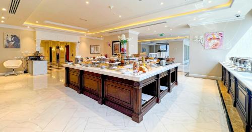 Un buffet de desayuno en el vestíbulo de un hotel con comida. en Westpac Hotel & Suites - Westbay Doha, en Doha