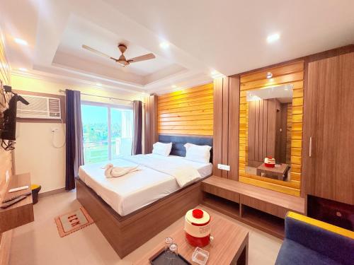 Ένα ή περισσότερα κρεβάτια σε δωμάτιο στο 5-STAR HOTEL in Digha with #S-Pool #Conference Hall #Premium Room #Restaurant- JAIRAM WAY-BAY