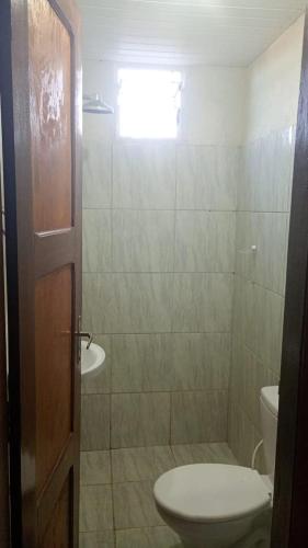 un bagno con un water e un lavandino di Casa por do sol Flecheiras a Flecheiras