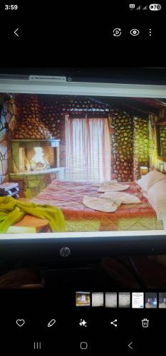 una pantalla de televisión con una imagen de un dormitorio en Kalavrita Relax, en Kalavrita