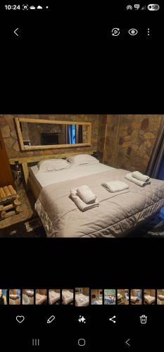 Un póster de una cama con dos toallas. en Kalavrita Relax, en Kalavrita