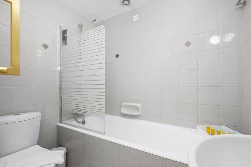 Ένα μπάνιο στο Wavestone Beachfront House