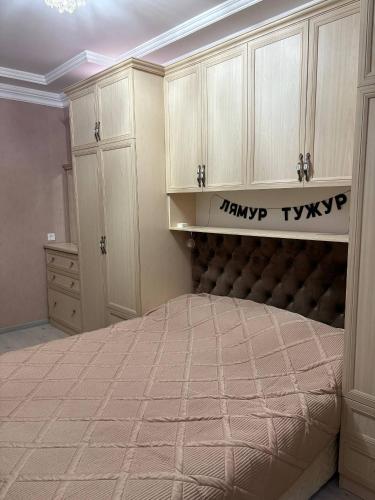 Toshkent-Passajir BekatiにあるIn the heart of Tashkentの部屋の中に大きなベッドがある寝室