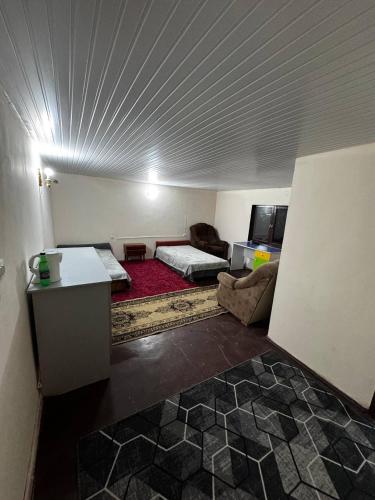 una sala de estar con un sofá y una cama en una habitación en Moon inn Sevan Resort, en Sevan