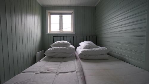 Postel nebo postele na pokoji v ubytování Fisherman's cabin, Lofoten - 30 Dykkerbua