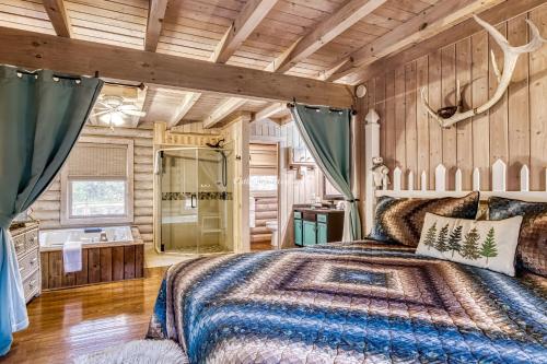 Ένα ή περισσότερα κρεβάτια σε δωμάτιο στο Hanky Panky Cabin