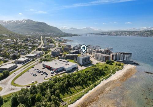 Vue aérienne d'une ville à côté d'une masse d'eau dans l'établissement Cozy apartment on tomasjordnes, à Tomasjorda