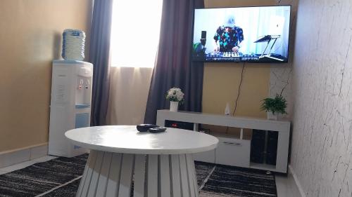 TV a/nebo společenská místnost v ubytování Unique Place Thika 1 Bedroom