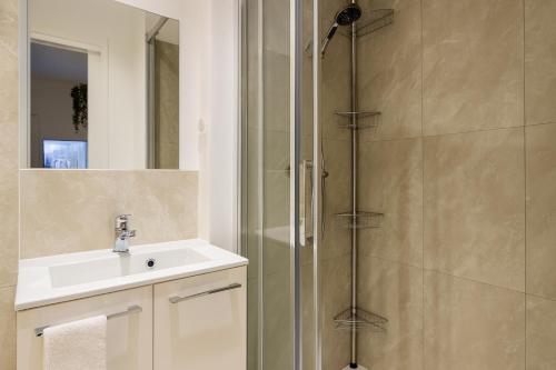 une salle de bain avec lavabo et douche dans l'établissement LE MARAIS-SAINT MARTIN working & living, à Paris