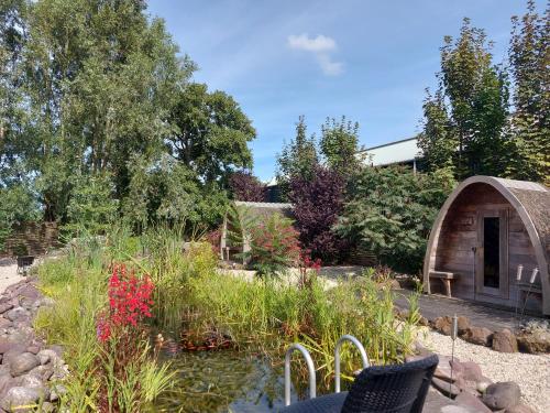 Φωτογραφία από το άλμπουμ του Studio with Pool Table and Optional Sauna & Hot Tub σε Zwaanshoek