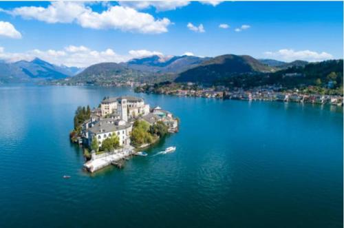 AmenoにあるHome and garden nestled in Amenoの大きな水域の真ん中にある島