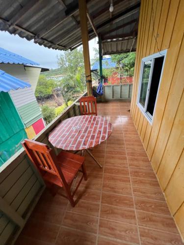 チャン島にあるRasta view Beachの家の中のパティオ(テーブル、椅子付)