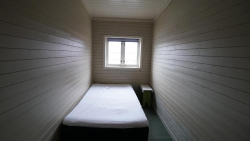 Postel nebo postele na pokoji v ubytování Fisherman's cabin, Lofoten - 26 Ivarbua