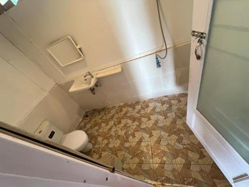 チャン島にあるRasta view Beachの小さなバスルーム(トイレ、シャワー付)