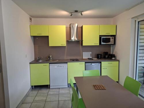 Η κουζίνα ή μικρή κουζίνα στο Cottage Le Vau 2, draps fournis, piscine