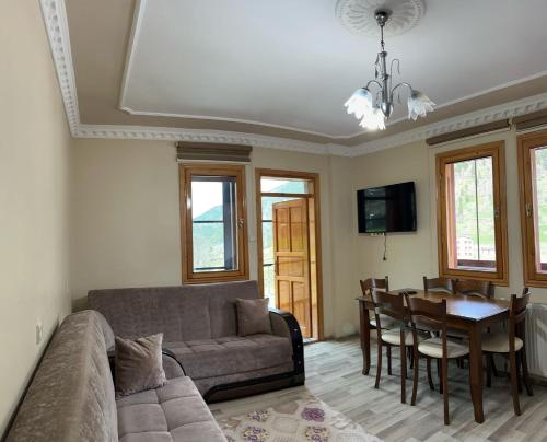 TV a/nebo společenská místnost v ubytování Duha Uzungöl Apart Otel