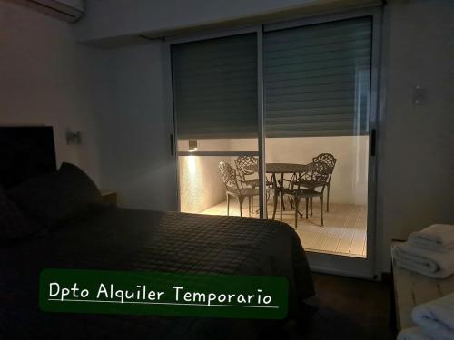 En eller flere senge i et værelse på Alquiler Temporario Dpto Lisandro 426