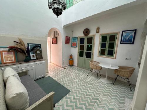 una sala de estar con un sofá y una mesa en Riad Green Vines, en Marrakech