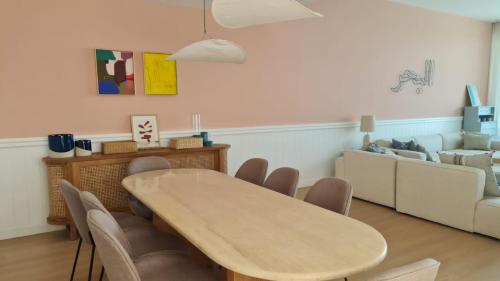 Een zitgedeelte bij serenity villa sharm alfujerah