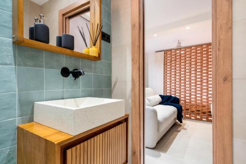 La salle de bains est pourvue d'un lavabo et d'un canapé. dans l'établissement 139 Boutique Stay, à Vallecas