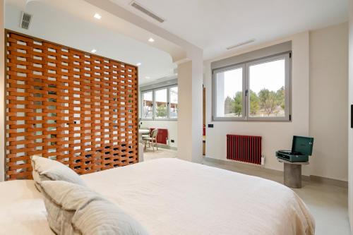 une chambre avec un grand lit blanc et une fenêtre dans l'établissement 139 Boutique Stay, à Vallecas