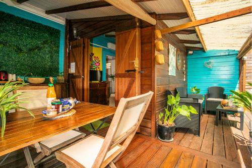 Posezení v ubytování Ti-Case Appartement Jacuzzi à 100m de la plage